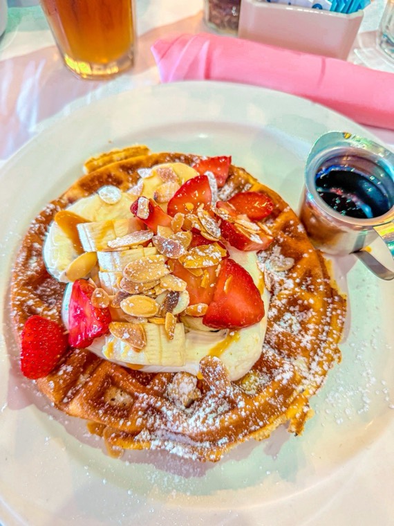 Waffle with strawberries, banana and toasted almonds